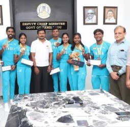 ஆசிய, தெற்காசிய விளையாட்டுப் போட்டிகளில் பதக்கங்கள் வென்ற 8 வீரர், வீராங்கனைகளுக்கு ரூ.40 லட்சம் ஊக்கத்தொகை: உதயநிதி வழங்கினார்