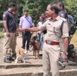 பெரியாறு அணைக்கு வெடிகுண்டு மிரட்டல்: மோப்பநாய்களுடன் போலீஸார் சோதனை