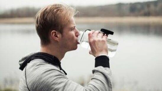 காலை எழுந்ததும் தண்ணீர் குடிப்பது