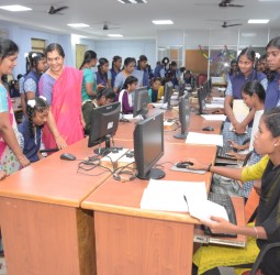 களப்பயணம் வந்த மேல்நிலைப்பள்ளி மாணவிகளுக்கு கணினி பாடப்பிரிவு தொடர்பாக விளக்கம்