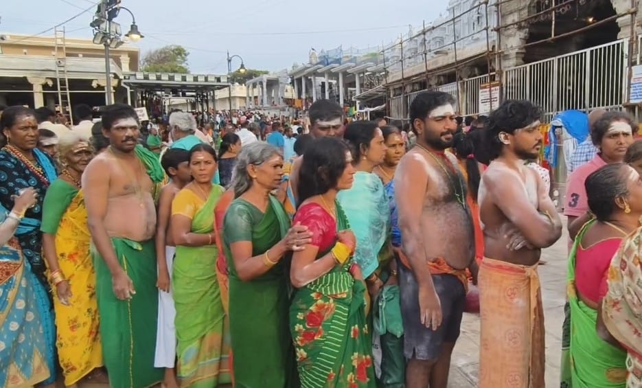 திருச்செந்தூரில் குவிந்த பக்தர்கள்