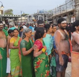 திருச்செந்தூரில் குவிந்த பக்தர்கள்
