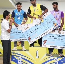 கல்லூரி மாணவர்களுக்கான மாநில அளவிலான பளு தூக்கும் போட்டி