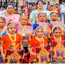 நவராத்திரி விழாவில் நடனம் ஆடிய ராலி நடனப் பள்ளி மாணவிகள்.