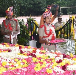 புதுச்சேரியில் காவல்துறையினரின் நினைவு தினத்தில்  முதல்வர் ரங்கசாமி மலர்  வளையம் வைத்து அஞ்சலி