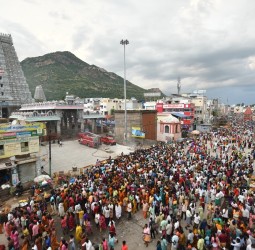 புரட்டாசி மாத பவுர்ணமியையொட்டி கிரிவலம் சென்ற பக்தர்கள்