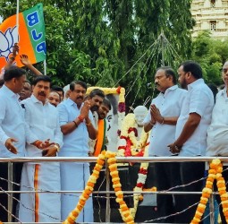 காந்தி மண்டபத்தில் அவரது சிலைக்கு மாநில பாஜக தலைவர் நயினார் நாகேந்திரன் மாலை அணிவித்து மரியாதை