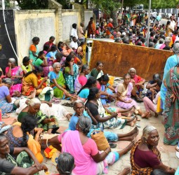கலெக்டர் அலுவலகத்தில் கிராம மக்களுடன் மா.கம்யூ. கட்சியினர் முற்றுகை