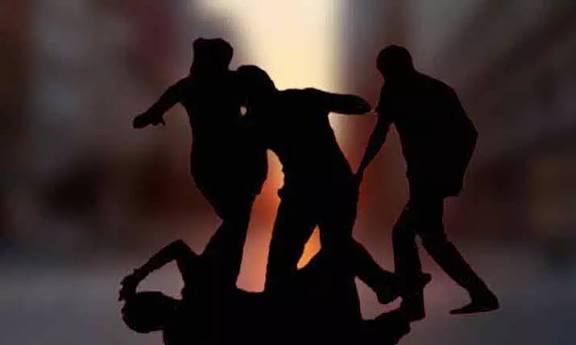 மாணவிக்கு பாலியல் தொல்லை: கல்லூரி பேராசிரியருக்கு அடி, உதை