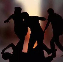 மாணவிக்கு பாலியல் தொல்லை:  கல்லூரி பேராசிரியருக்கு அடி, உதை