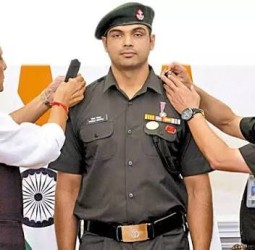 ஈட்டி எறிதல் வீரர் நீரஜ்சோப்ராவுக்கு இந்திய ராணுவத்தில் உயரிய பதவி