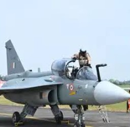 தேஜஸ் புதிய ரக போர் விமானம் சோதனை ஓட்டம் வெற்றி