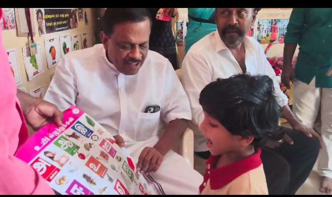 தமிழ் எழுத்துகள் அடங்கிய கையேடுகளை தளவாய் சுந்தரம் எம்எல்ஏ வழங்கினார்