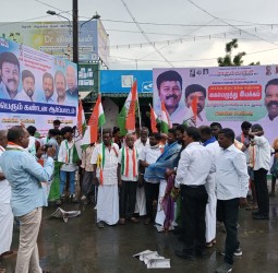 காங்கிரசார் கையெழுத்து இயக்கப் போராட்டம்