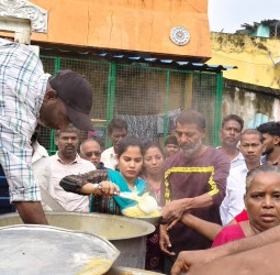 500க்கும் மேற்பட்ட பொதுமக்களுக்கு நேற்று மேயர் பிரியா காலை சிற்றுண்டி வழங்கினார்