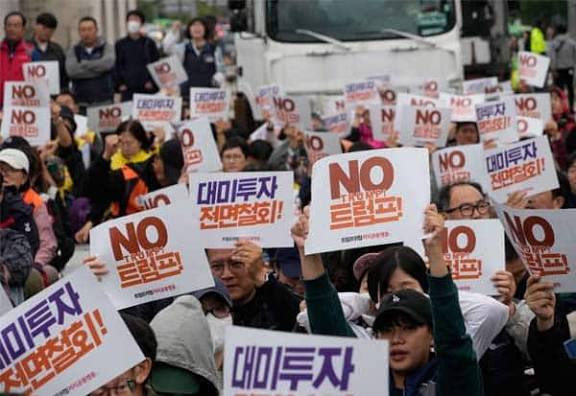 அமெரிக்காவில் அதிபர் டிரம்புக்கு எதிராக போராட்டம் வெடித்தது