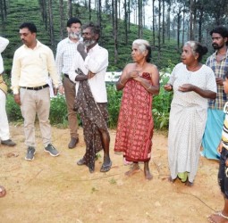 கலெக்டர் லட்சுமி பவ்யா தண்ணீரு, பழங்குடியின மக்களுடன் கலந்துரையாடி, கோரிக்கைகளை கேட்டறிந்தார்