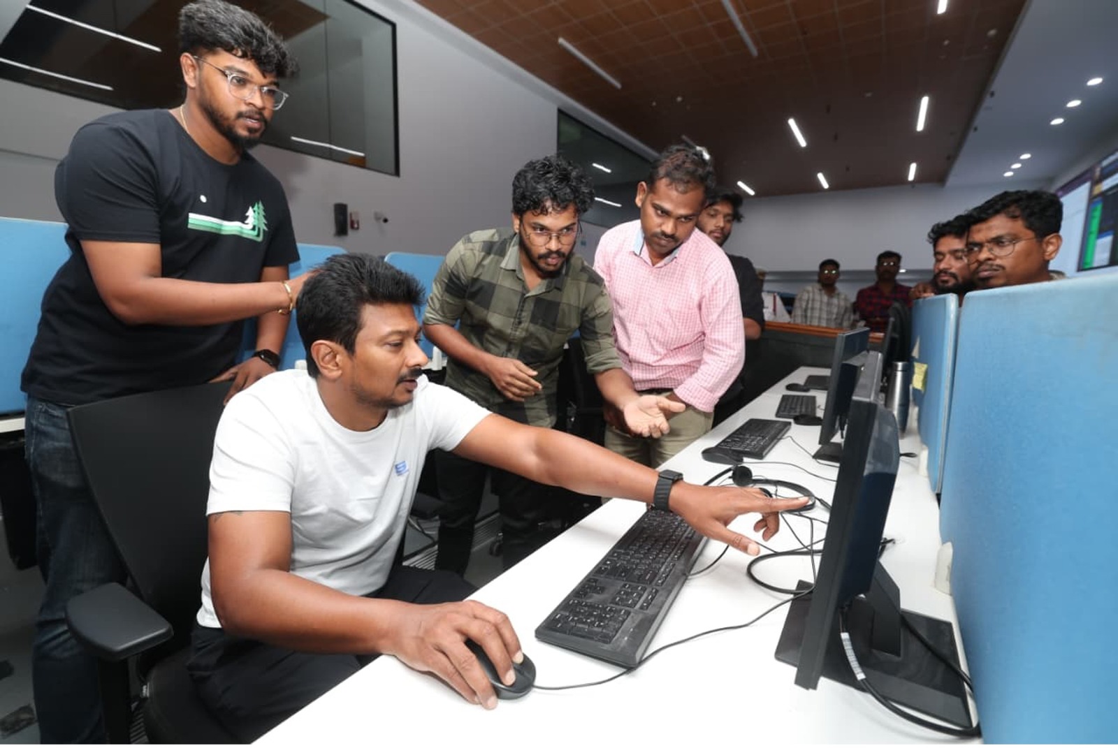 புகார்களின் விவரங்களை துணை முதல்வர் உதயநிதி கணினியில் பார்வையிட்டு ஆய்வு