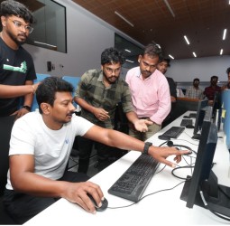 புகார்களின் விவரங்களை துணை முதல்வர் உதயநிதி கணினியில் பார்வையிட்டு ஆய்வு