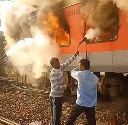 பஞ்சாப் ரெயிலில் தீ: பயணிகள் பத்திரமாக மீட்பு