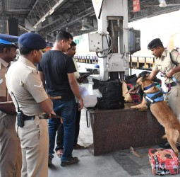 கோவை ரயில் நிலையத்தில் பயணிகளின் உடைமைகளை சோதனை
