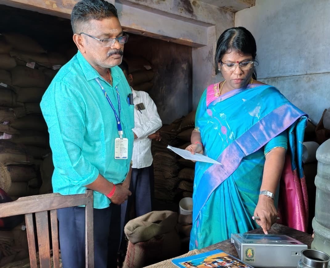ரேஷன் கடையில் கலெக்டர் அழகுமீனா ஆய்வு