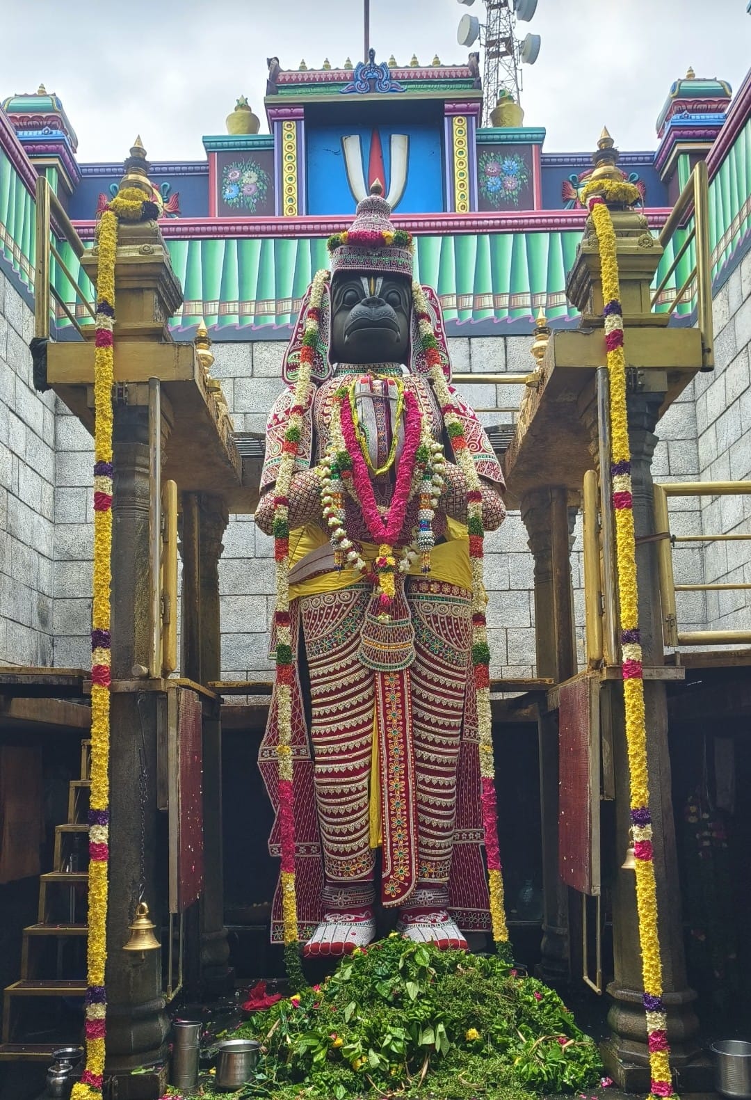 நாமக்கல் ஆஞ்சநேயர் உச்சிக்கால பூஜையில்