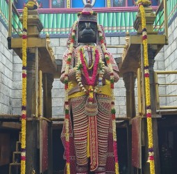 நாமக்கல் ஆஞ்சநேயர் உச்சிக்கால பூஜையில்