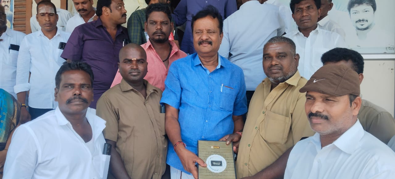 வெம்பாக்கம் மேற்கு ஒன்றிய அமைப்பு சாரா ஓட்டுநர் அணி நிர்வாகிகள் மாவட்ட செயலாளர் எம் பி எம். எஸ் .தரணிவேந்தனுடன் சந்திப்பு: