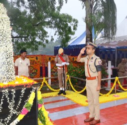 நினைவு தூணில் மாநகர காவல் ஆணையர் சந்தோஷ் ஹாதிமணி மரியாதை