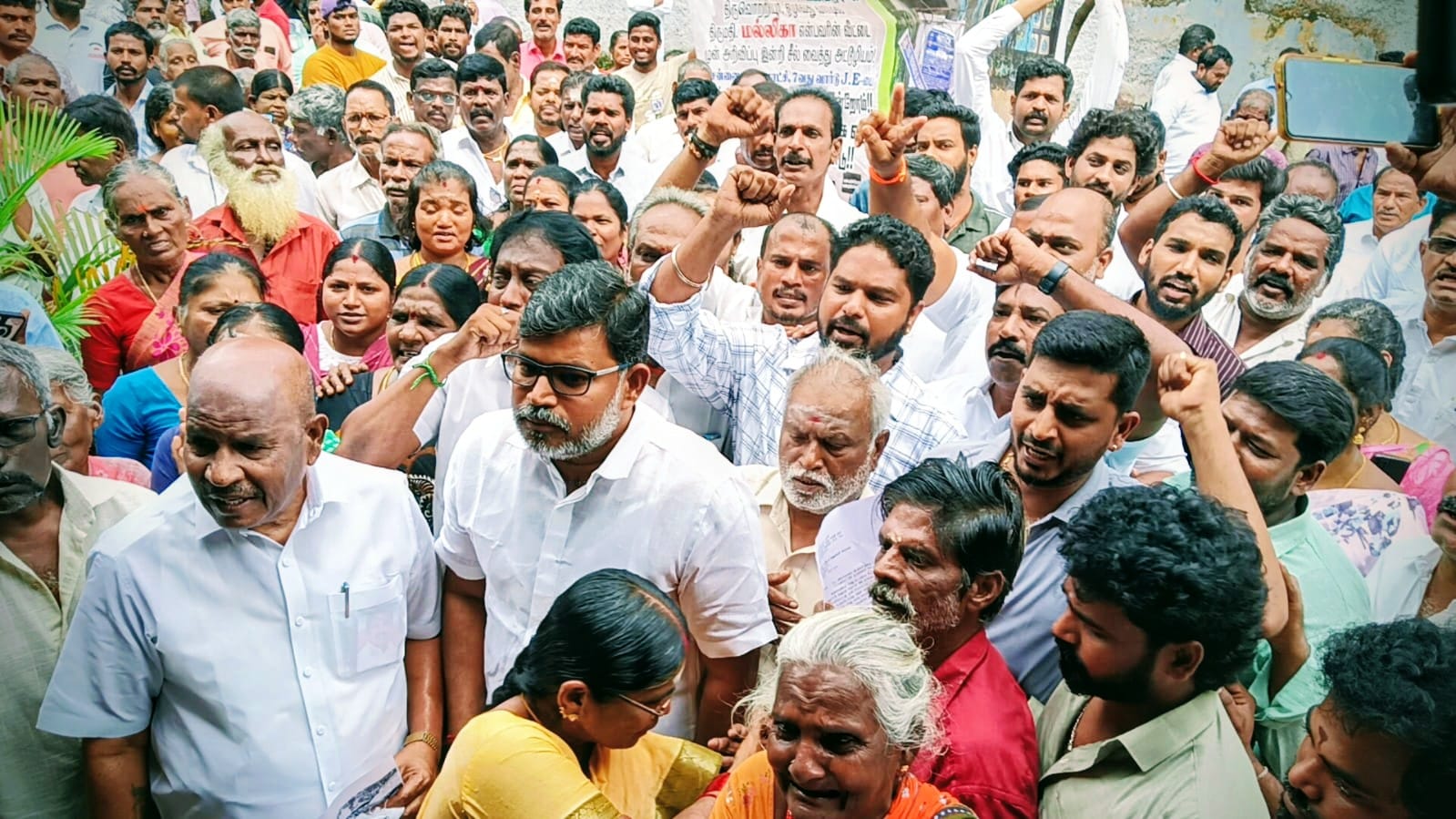 முன்னாள் எம்எல்ஏ குப்பன் தலைமையில் அதிமுகவினர் ஆர்ப்பாட்டம்
