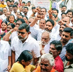 முன்னாள் எம்எல்ஏ குப்பன் தலைமையில் அதிமுகவினர் ஆர்ப்பாட்டம்