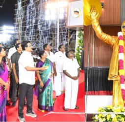 கலைஞர் அறிவகத்தில் கருணாநிதி சிலையை முதலமைச்சர் ஸ்டாலின் திறந்து வைத்தார்