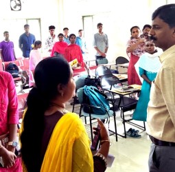 ஈரோடு மாவட்ட வேலைவாய்ப்பு அலுவலகத்தில் நடந்தபோட்டித் தேர்வுகளுக்கான இலவச பயிற்சி