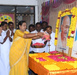 பொதுச்செயலாளர் பிரேமலதா மலர்தூவி மரியாதை