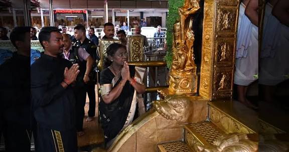 சபரிமலைக்கு வந்த முதல் ஜனாதிபதி  இருமுடி கட்டி, 18ம் படி ஏறி ஐயப்பன் கோவிலில் ஜனாதிபதி சாமி தரிசனம்