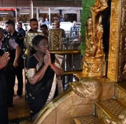 சபரிமலைக்கு வந்த முதல் ஜனாதிபதி  இருமுடி கட்டி, 18ம் படி ஏறி ஐயப்பன் கோவிலில் ஜனாதிபதி சாமி தரிசனம்