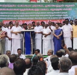 முன்னாள் அமைச்சர் வளர்மதி அவர்கள் தலைமையில், அதிமுகவினர் ஆர்ப்பாட்டம்