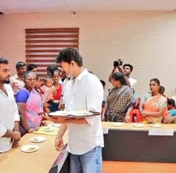 கரூர் கூட்ட நெரிசலில் சிக்கி உயிரிழந்த 41 பேரின் குடும்பத்தினரை விஜய் நேரில் சந்தித்து தேநீர் வழங்கி ஆறுதல்