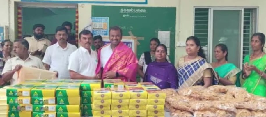 தூய்மை பணியாளர்களுக்கு தீபாவளி இனிப்பு, ஊக்கத்தொகை