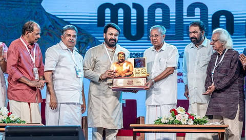 தாதா சாகேப் பால்கே விருது பெற்றதற்காக நடிகர் மோகன்லாலை கேரள அரசு கௌரவித்துள்ளது.