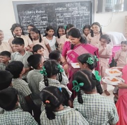 மதுரையில் மாநகராட்சி பள்ளி மாணவர்களுக்கு இனிப்பு