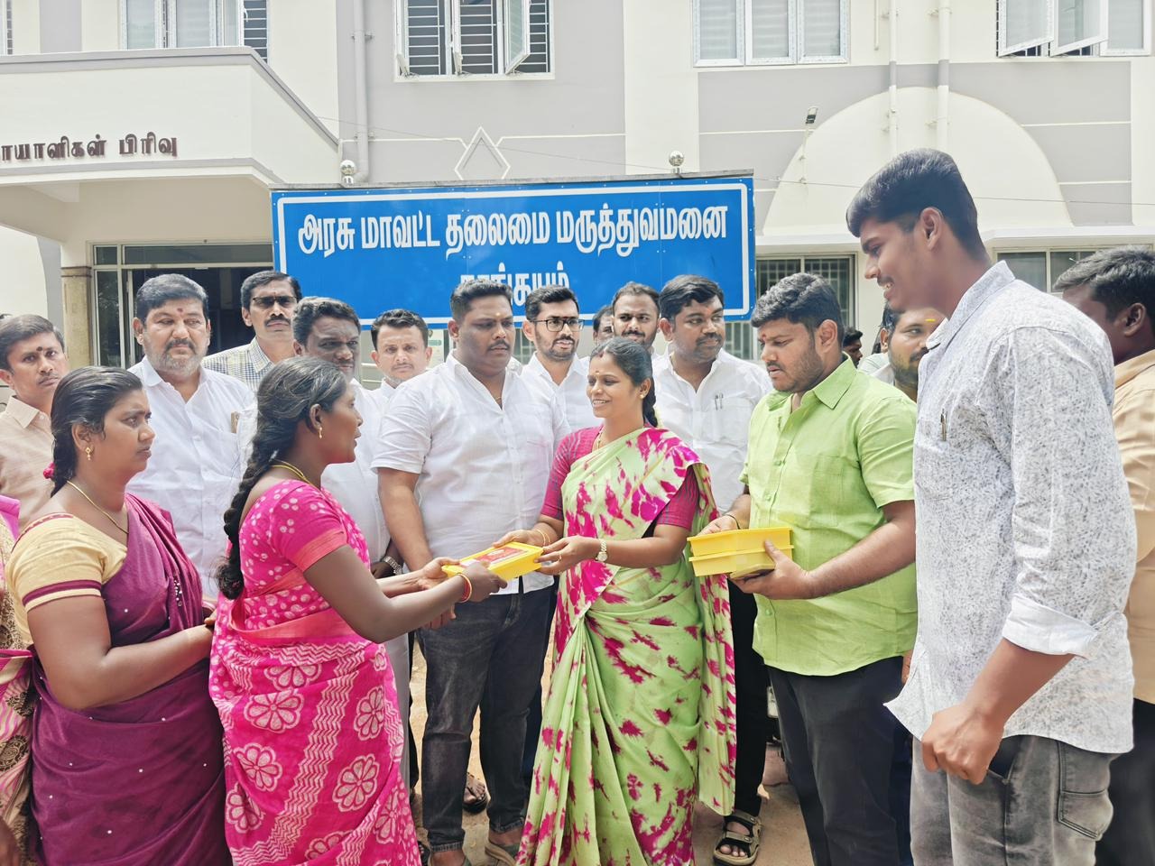 செவிலியர்கள் மற்றும் தூய்மை பணியாளர்களுக்கு தீபாவளி இனிப்பு