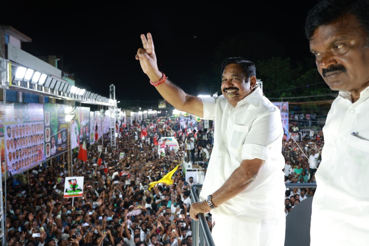 மக்களைப் பார்த்து அதிமுக பொதுச் செயலாளர் பழனிசாமி கைஅசைத்த காட்சி