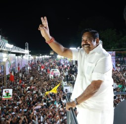 மக்களைப் பார்த்து அதிமுக பொதுச் செயலாளர் பழனிசாமி கைஅசைத்த காட்சி