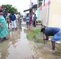 மழை நீரை வெளியேற்ற அமைச்சர் கீதா ஜீவன் நேரில் பார்வையிட்டு நடவடிக்கை