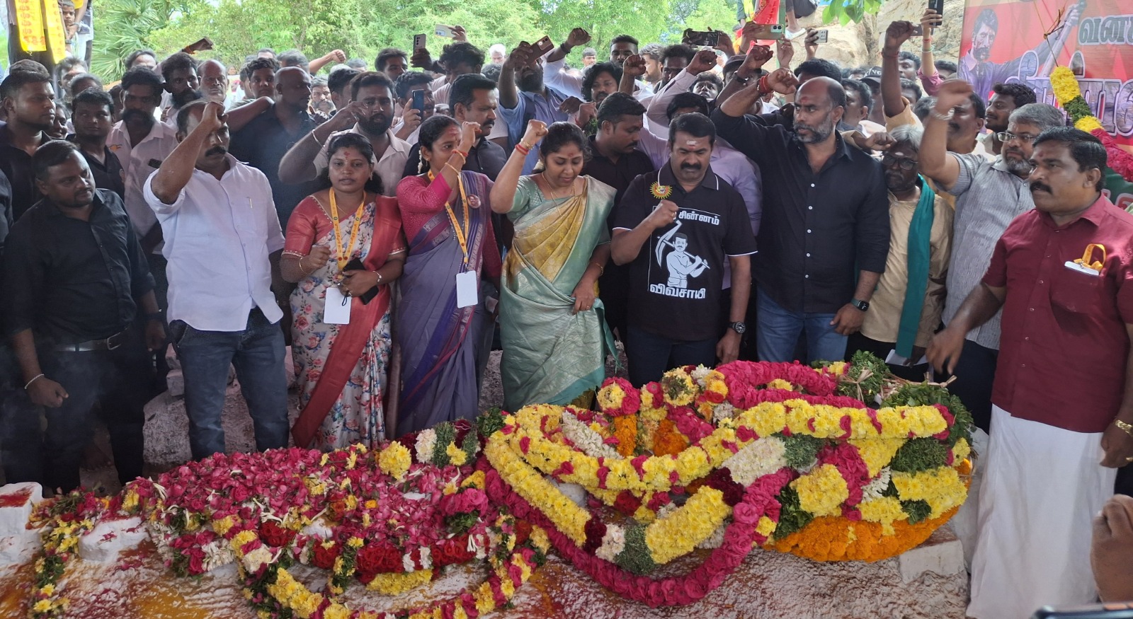 வீரப்பன் சமாதியில் நாம் தமிழர் கட்சியின் தலைமை ஒருங்கிணைப்பாளர் சீமான் மலர் தூவி அஞ்சலி