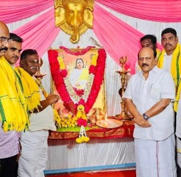 தேவர் படத்துக்கு அமைச்சர் தா.மோ.அன்பரசன் மலர் தூவி மரியாதை