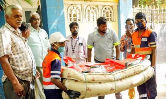 சென்னையில் ஒரே நாளில் 210 இடங்களிலிருந்து சேகரித்த 57.84 டன் பழைய சோபாக்கள், மெத்தைகள் விஞ்ஞான முறையில் எரியூட்டப்பட்டது