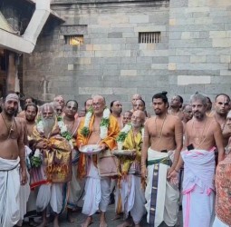 தில்லை கோவிந்தராஜ பெருமாள் மகா சம்ரோக்ஷணத்தை முன்னிட்டு நேற்று இரவு (அக்-30) யாகசாலை பூஜை